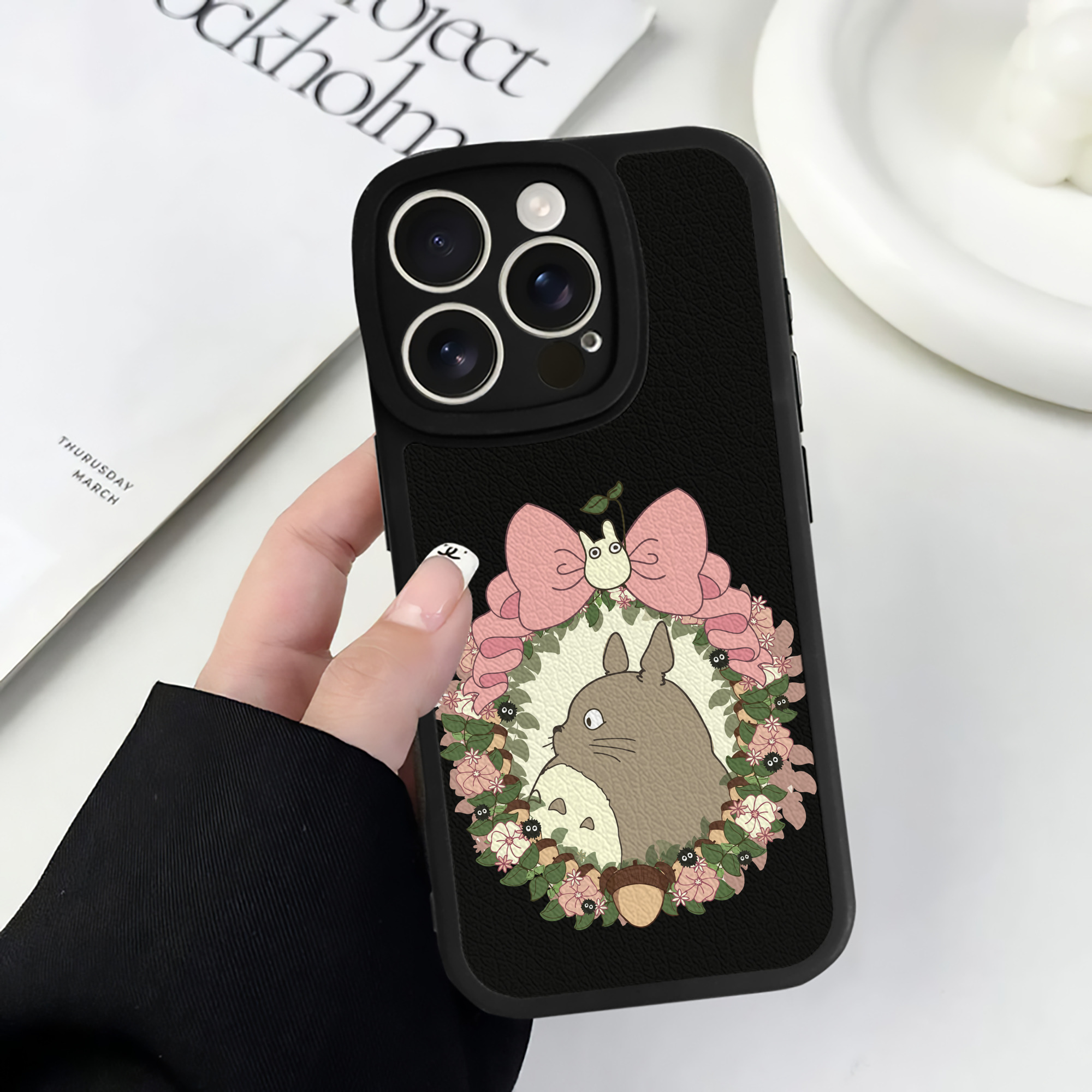 （画像用） となりのトトロ 草壁メイ 草壁サツキ My Neighbor Totoro Satsuki Kusakabe Mei Kusakabe 【iPhone 16シリーズ対応】シリコンスマホケース（レザー調） 材質：シリコン